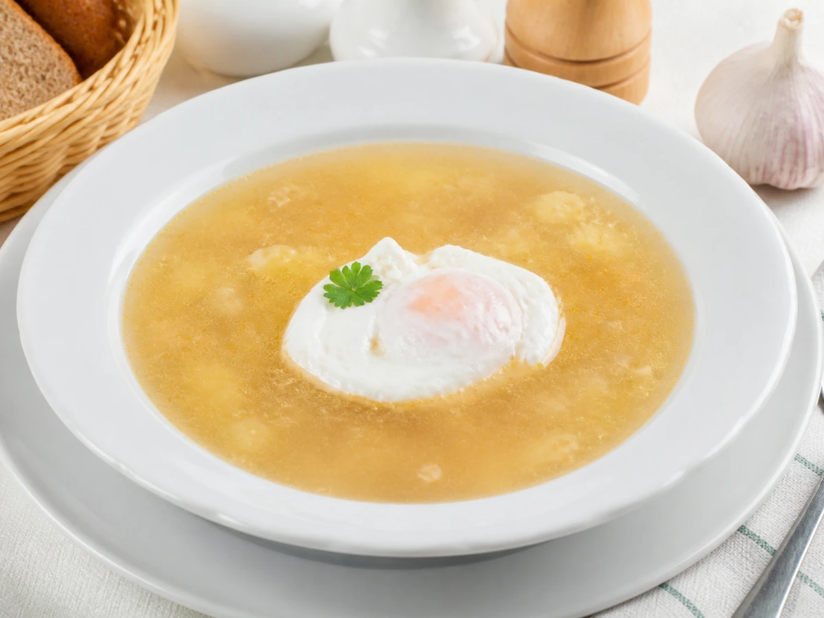 Чесночный суп с картошкой и яйцом