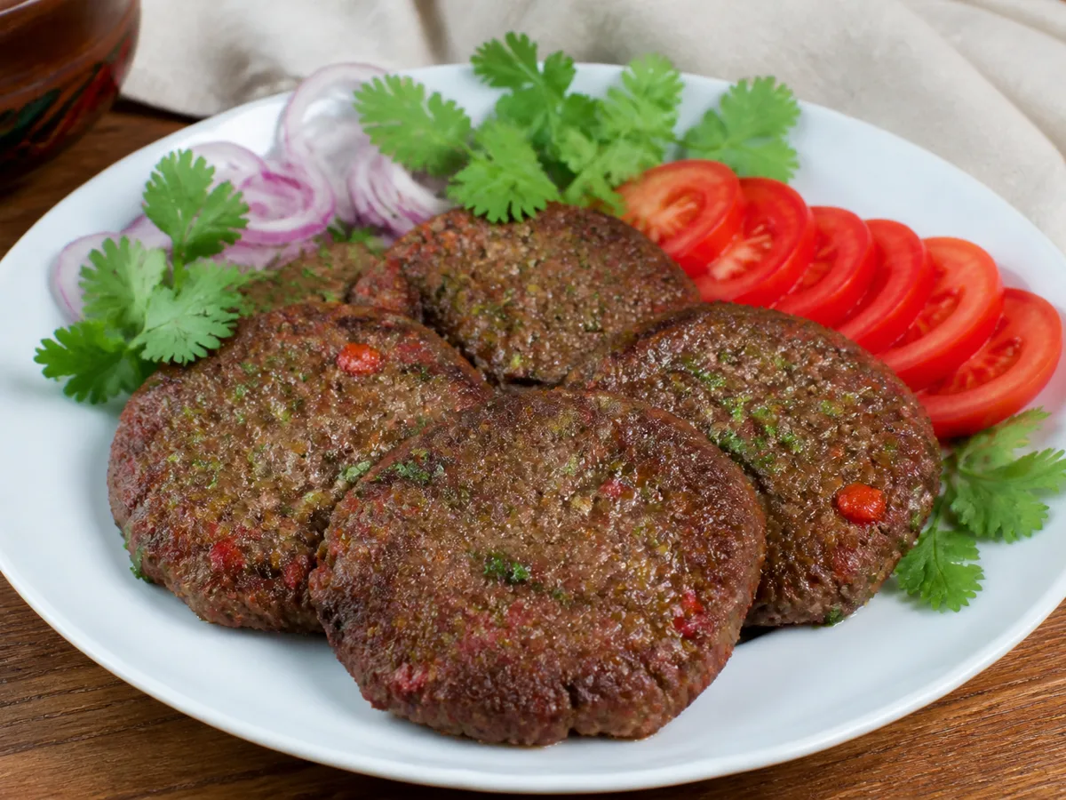 Плоские котлеты с помидором и кинзой