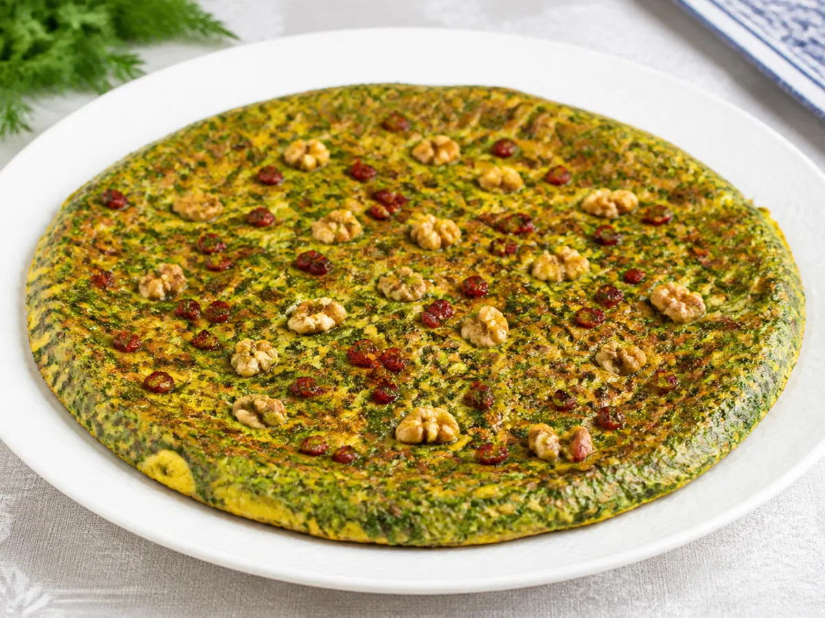 Омлет с зеленью и орехами