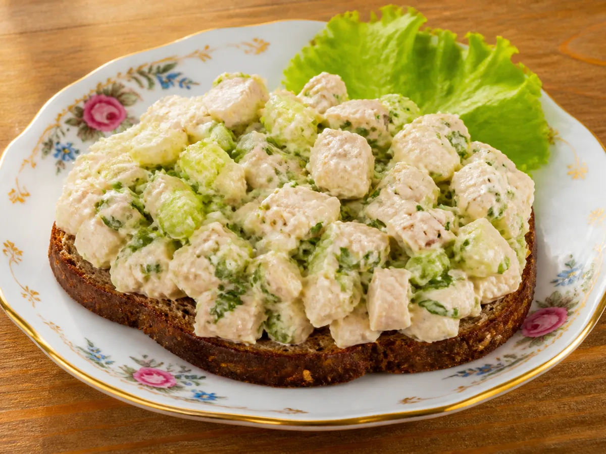 Куриный салат на хлебе