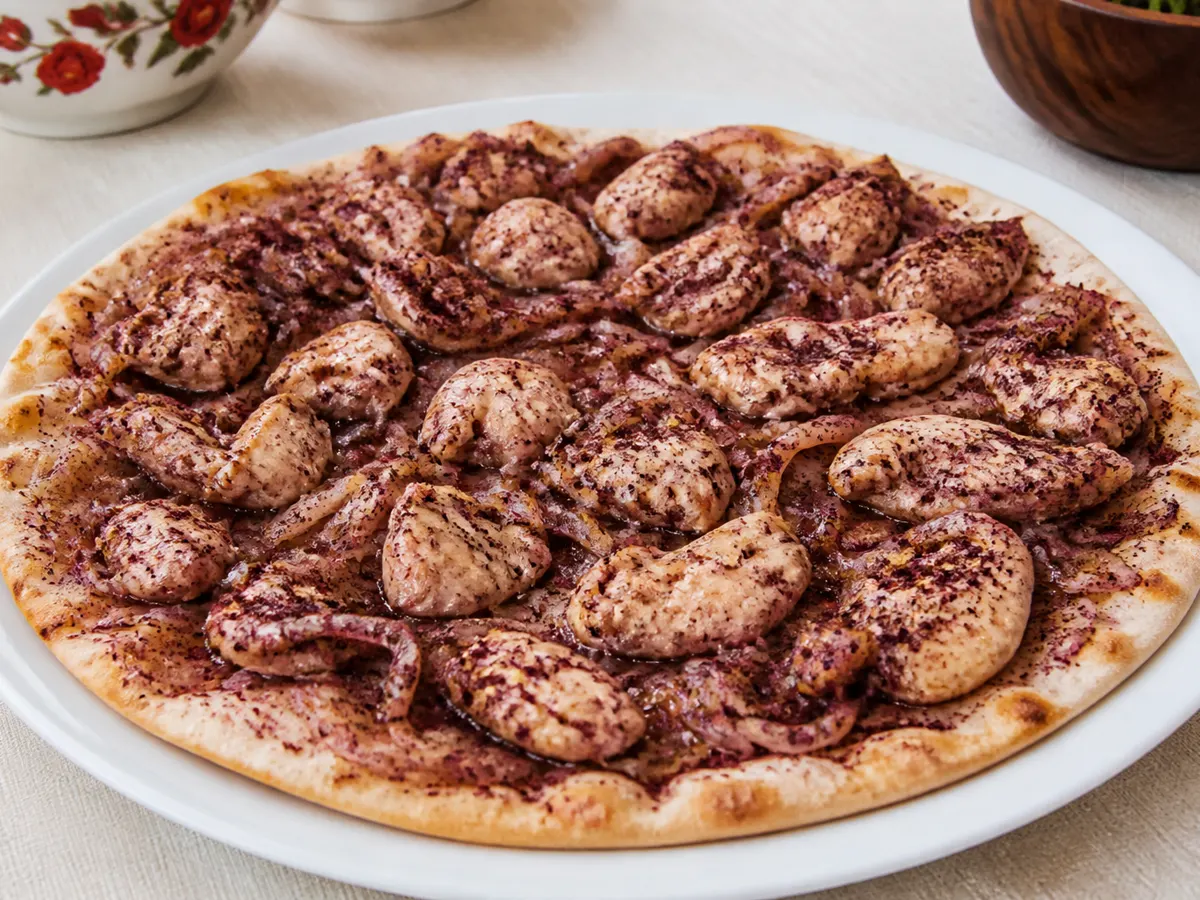 Курица с луком и сумахом на лепёшке