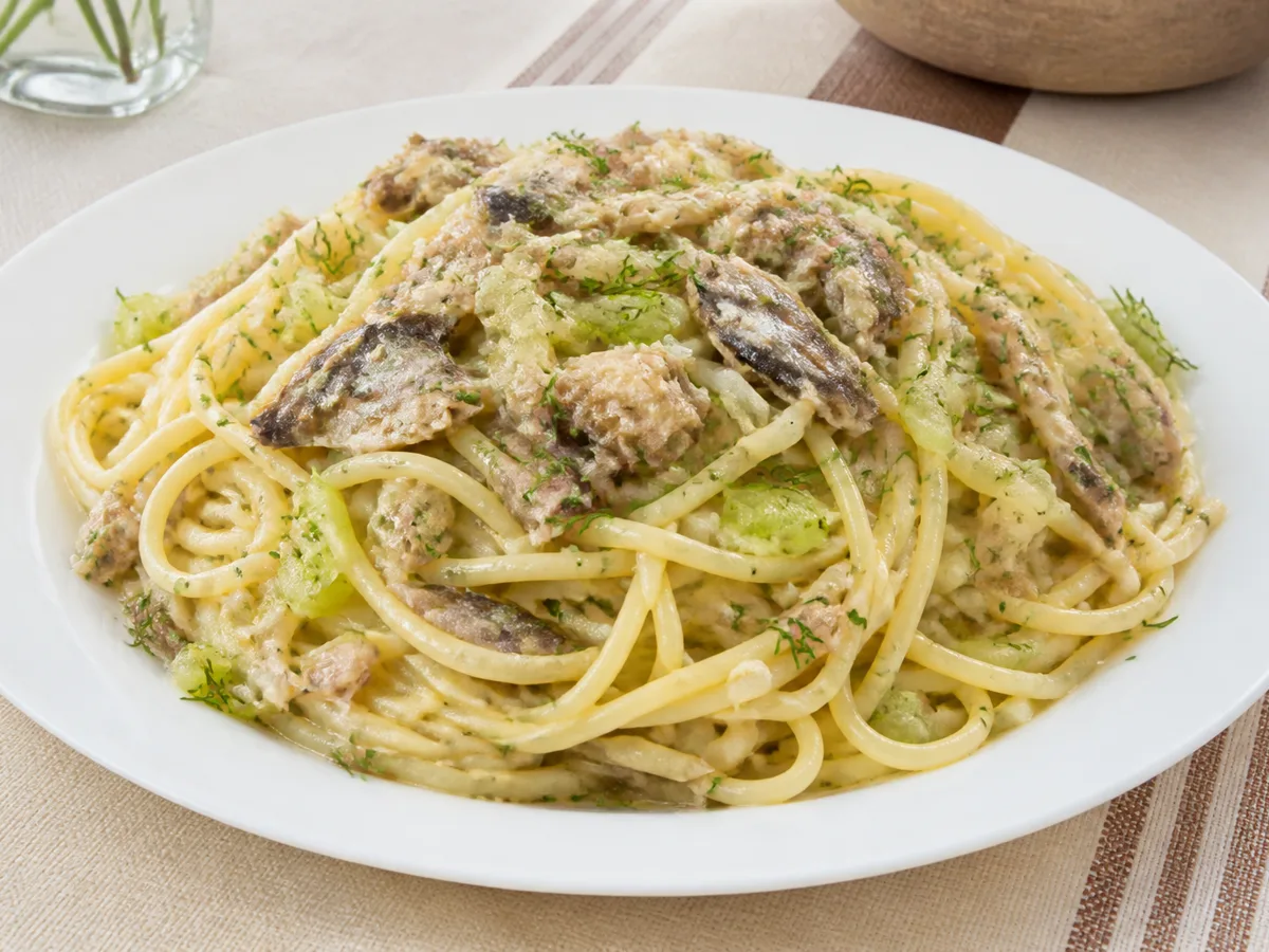 Макароны со шпротами и сельдереем