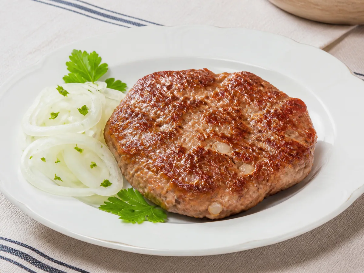 Плоская котлета с луком